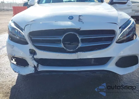 2015 Mercedes-Benz C 300 4Matic z USA, uszkodzony, nr VIN 55SWF4KBXFU062495